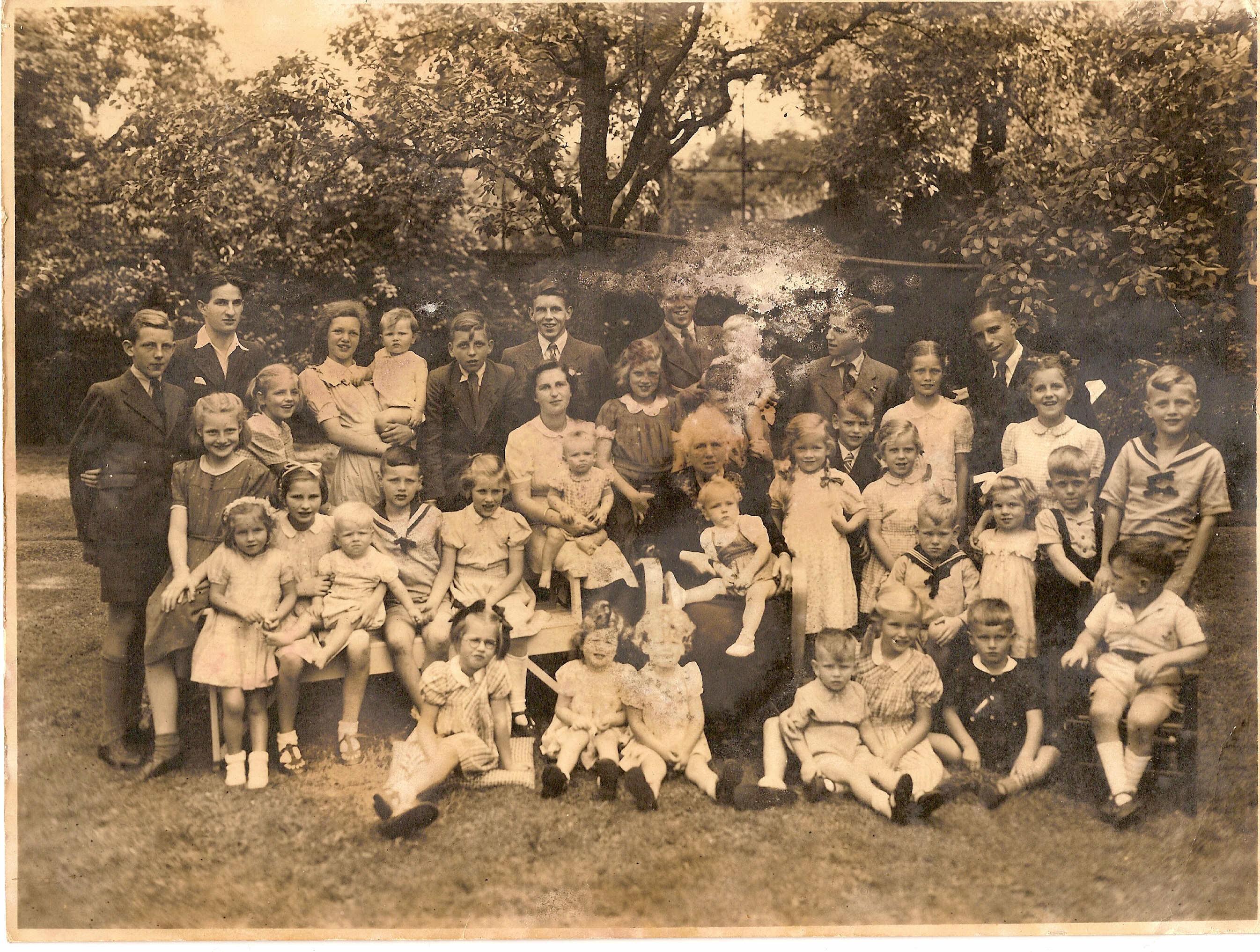 Oma Marres-Sterckx en kleinkinderen op haar 75e verjaardag